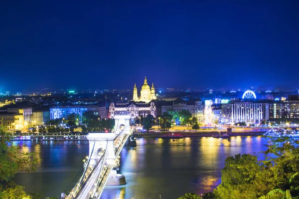 이스트의 대성당 그리고 부다페스트 헝가리에서 다뉴브에 Szechenyi 다리의 — 스톡 사진