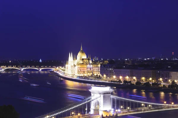 Schöne Aussicht Auf Das Ungarische Parlamentsgebäude Und Die Szchenyi Kettenbrücke — Stockfoto