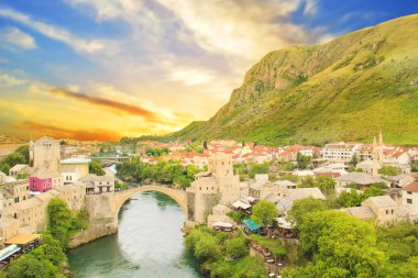 Mostar ortaçağ şehir Bosna ve Hersek'teki eski Köprüsü'nden güzel manzara