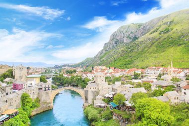 Mostar ortaçağ şehir Bosna ve Hersek'teki eski Köprüsü'nden güzel manzara