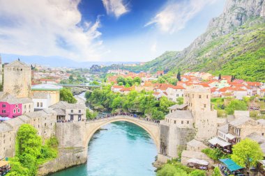 Mostar ortaçağ şehir Bosna ve Hersek'teki eski Köprüsü'nden güzel manzara