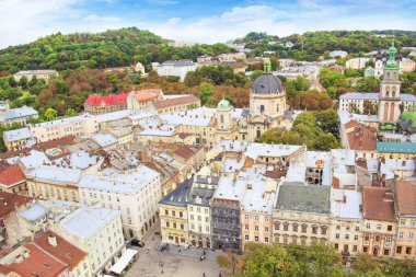 Dominik Katedrali, varsayım kilise ve tarihi merkezi Lviv, Ukrayna, güneşli bir günde güzel manzara