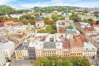 Dominik Katedrali, varsayım kilise ve tarihi merkezi Lviv, Ukrayna, güneşli bir günde güzel manzara