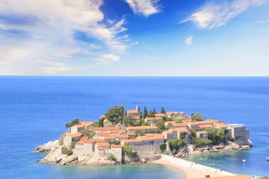 St. Stefan (Sveti Stefan) Island resort güzel manzarasına Budva Riviera, Budva, Karadağ güneşli bir günde