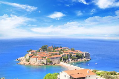 St. Stefan (Sveti Stefan) Island resort güzel manzarasına Budva Riviera, Budva, Karadağ güneşli bir günde