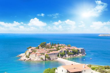 St. Stefan (Sveti Stefan) Island resort güzel manzarasına Budva Riviera, Budva, Karadağ güneşli bir günde