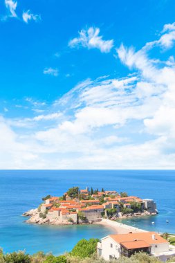 St. Stefan (Sveti Stefan) Island resort güzel manzarasına Budva Riviera, Budva, Karadağ güneşli bir günde