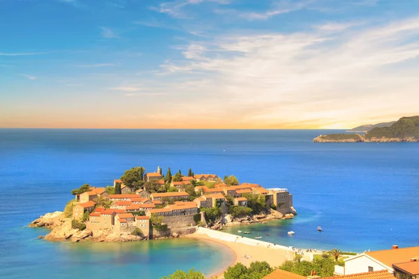 St. Stefan (Sveti Stefan) Island resort güzel manzarasına Budva Riviera, Budva, Karadağ güneşli bir günde