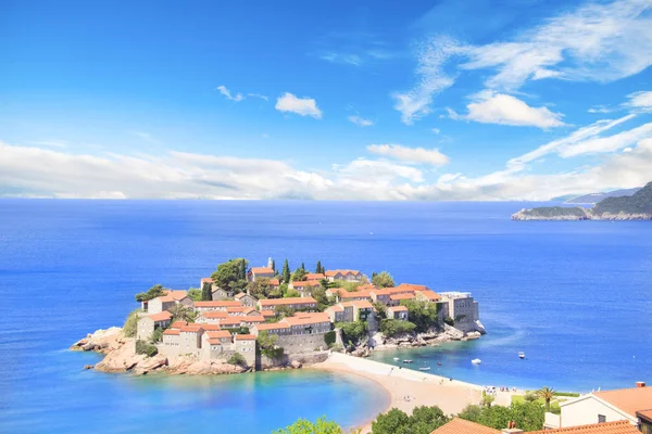 St. Stefan (Sveti Stefan) Island resort güzel manzarasına Budva Riviera, Budva, Karadağ güneşli bir günde