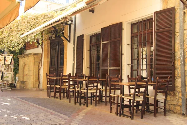 歴史的建造物やカフェ キプロスの首都ニコシアの中心部の素敵なビュー — ストック写真