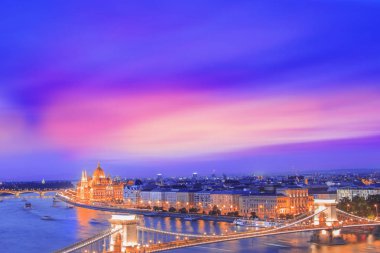 Macaristan Parlamentosu'nun ve gece, Macaristan Budapeşte Panoraması Tuna Szechenyi zinciri köprüden güzel görünümü