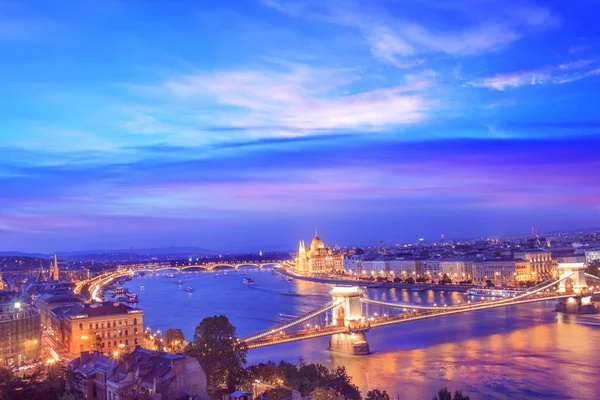 Schöner Blick Auf Das Ungarische Parlament Und Die Szechenyi Kettenbrücke — Stockfoto