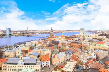 Güzel görünümü Dome Cathedral Daugava Nehri Riga, Letonya yanında çan kulesi ve eski şehir