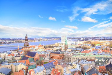 Güzel görünümü Dome Cathedral Daugava Nehri Riga, Letonya yanında çan kulesi ve eski şehir
