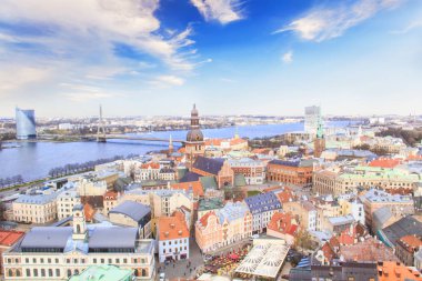 Güzel görünümü Dome Cathedral Daugava Nehri Riga, Letonya yanında çan kulesi ve eski şehir