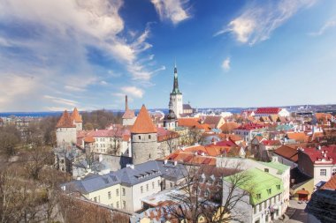Tallinn, Estonya Kik-de-de-Kk kulede güzel manzarasına güneşli bir günde