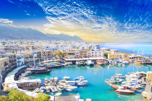 Girne (Girne), Kuzey Kıbrıs'ın Girne koyunda güzel görünümü