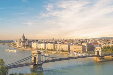 Güzel manzarasına Macaristan Parlamentosu'nun ve zincir köprü Budapeşte, Macaristan