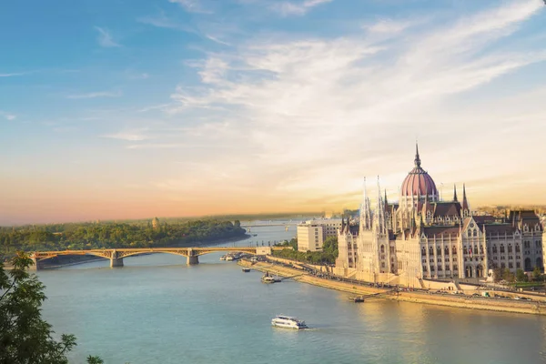 Güzel manzarasına Macaristan Parlamentosu'nun ve zincir köprü Budapeşte, Macaristan