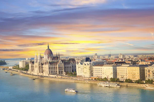 Güzel manzarasına Macaristan Parlamentosu'nun ve zincir köprü Budapeşte, Macaristan