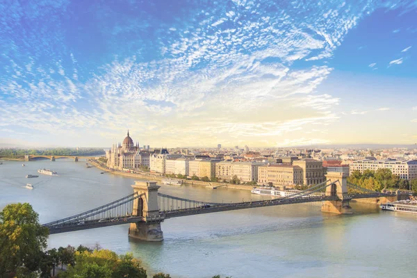 Güzel manzarasına Macaristan Parlamentosu'nun ve zincir köprü Budapeşte, Macaristan