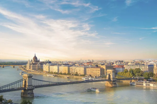 Güzel manzarasına Macaristan Parlamentosu'nun ve zincir köprü Budapeşte, Macaristan