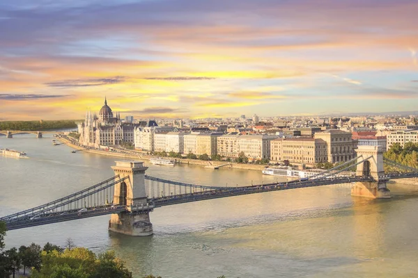 Güzel manzarasına Macaristan Parlamentosu'nun ve zincir köprü Budapeşte, Macaristan