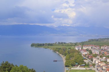 Makedonya'daki Ohri Gölü kıyısında güzel görünümü