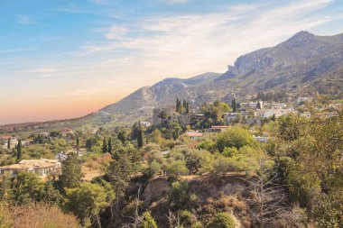 Güzel manzara Bellapais Manastırı Girne (Girne), Kuzey Kıbrıs Cumhuriyeti içinde inşaat