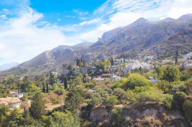 Güzel manzara Bellapais Manastırı Girne (Girne), Kuzey Kıbrıs Cumhuriyeti içinde inşaat