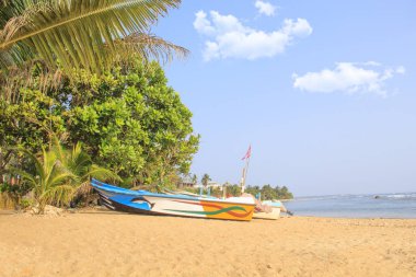 Parlak güneşli bir günde tropikal plaj Bentota, Sri Lanka, gemilerde