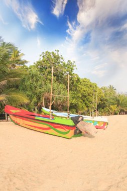 Parlak güneşli bir günde tropikal plaj Bentota, Sri Lanka, gemilerde