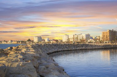 Ana caddenin Kıbrıs'ta Larnaka ve Finikoudes Beach güzel manzara