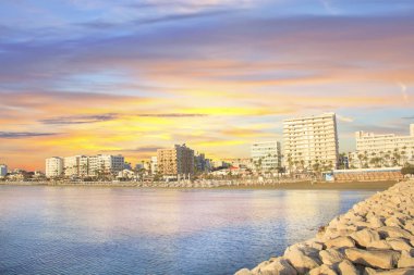 Ana caddenin Kıbrıs'ta Larnaka ve Finikoudes Beach güzel manzara