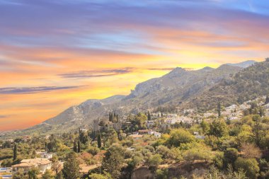 Güzel manzara Bellapais Manastırı Girne (Girne), Kuzey Kıbrıs Cumhuriyeti içinde inşaat