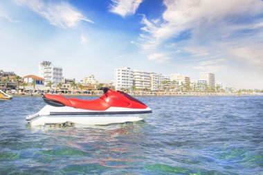 Scooter ünlü Finikoudes plajına Larnaka, Kıbrıs için arka planı