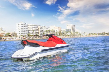 Scooter ünlü Finikoudes plajına Larnaka, Kıbrıs için arka planı