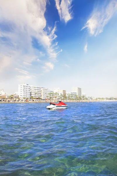 Σκούτερ Φόντο Από Διάσημη Παραλία Φοινικούδες Στη Λάρνακα Κύπρος — Φωτογραφία Αρχείου