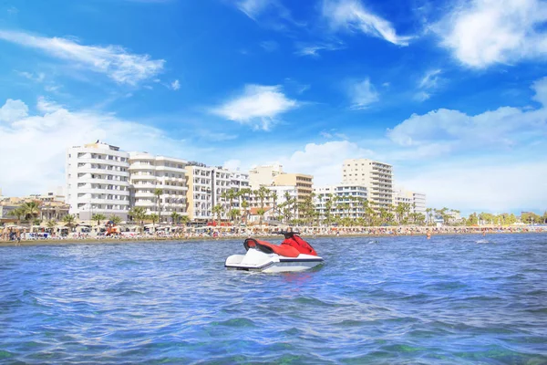 Scooter Ünlü Finikoudes Plajına Larnaka Kıbrıs Için Arka Planı — Stok fotoğraf