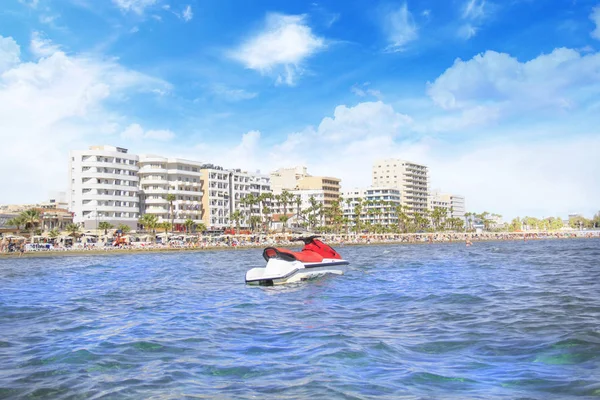 Скутер Фоне Знаменитого Пляжа Финикудес Ларнаке Кипр — стоковое фото