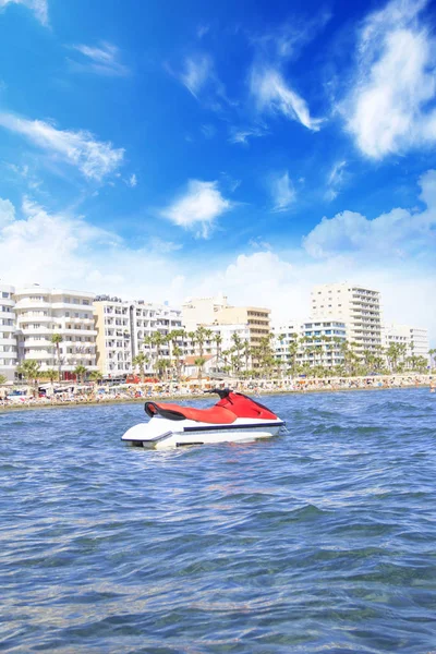 Scooter Ünlü Finikoudes Plajına Larnaka Kıbrıs Için Arka Planı — Stok fotoğraf