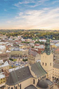 Güzel manzarasına Town Hall Tower, Adam Mickiewicz Meydanı ve tarihi merkezi Lviv, Ukrayna