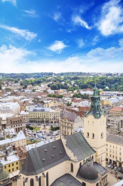 Güzel manzarasına Town Hall Tower, Adam Mickiewicz Meydanı ve tarihi merkezi Lviv, Ukrayna