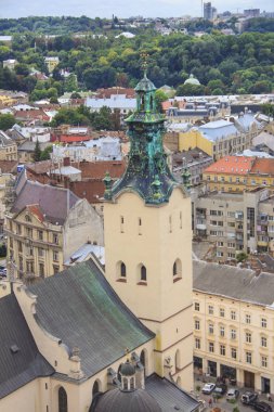 Güzel manzarasına Town Hall Tower, Adam Mickiewicz Meydanı ve tarihi merkezi Lviv, Ukrayna