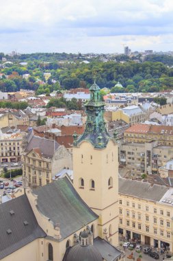 Güzel manzarasına Town Hall Tower, Adam Mickiewicz Meydanı ve tarihi merkezi Lviv, Ukrayna