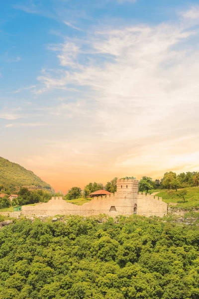 Bela Vista Antiga Fortaleza Tsarevets Nas Montanhas Veliko Tirnovo Bulgária — Fotografia de Stock