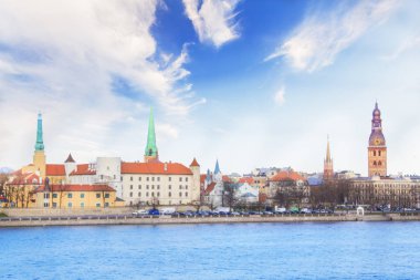 Riga Castle, St. Peter Kilisesi ve Riga, Letonya Daugava Nehri kıyısında Dome Cathedral Kulesi güzel görünümünü