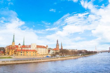 Riga Castle, St. Peter Kilisesi ve Riga, Letonya Daugava Nehri kıyısında Dome Cathedral Kulesi güzel görünümünü