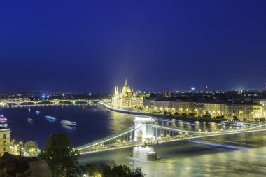 Macaristan Parlamentosu'nun ve gece, Macaristan Budapeşte Panoraması Tuna Szechenyi zinciri köprüden güzel görünümü