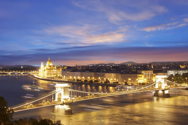 Schöner Blick Auf Das Ungarische Parlament Und Die Szechenyi Kettenbrücke — Stockfoto